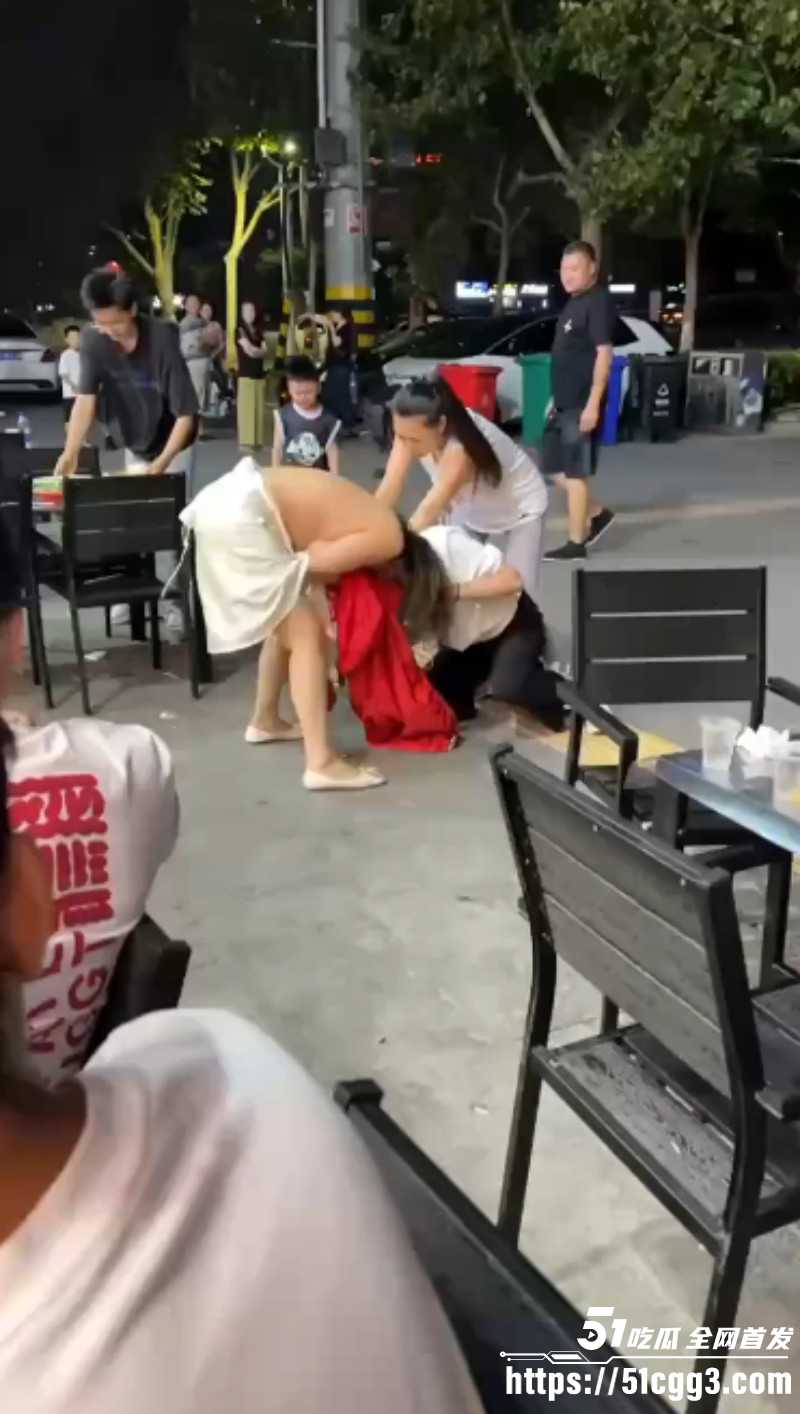 原配小三当街互殴名场面 激烈扭打互相撕扯 衣服扒光露出雪白肉体 彪悍战斗力引得路人围观！