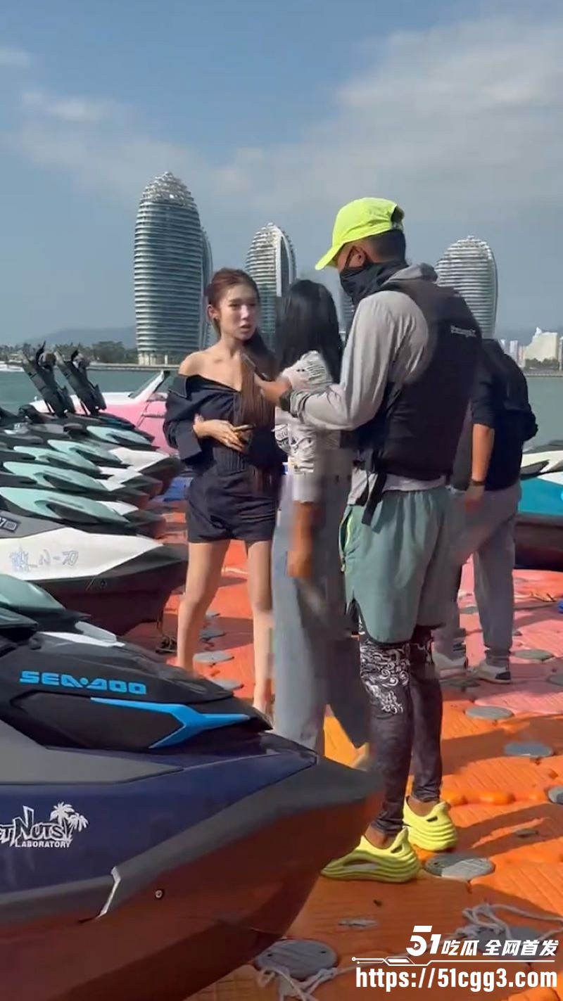 海南三亚钟情国际游艇会所 女销售快艇被小仙女翘单 怒火爆发海边互撕衣服头发 现场一片混乱！