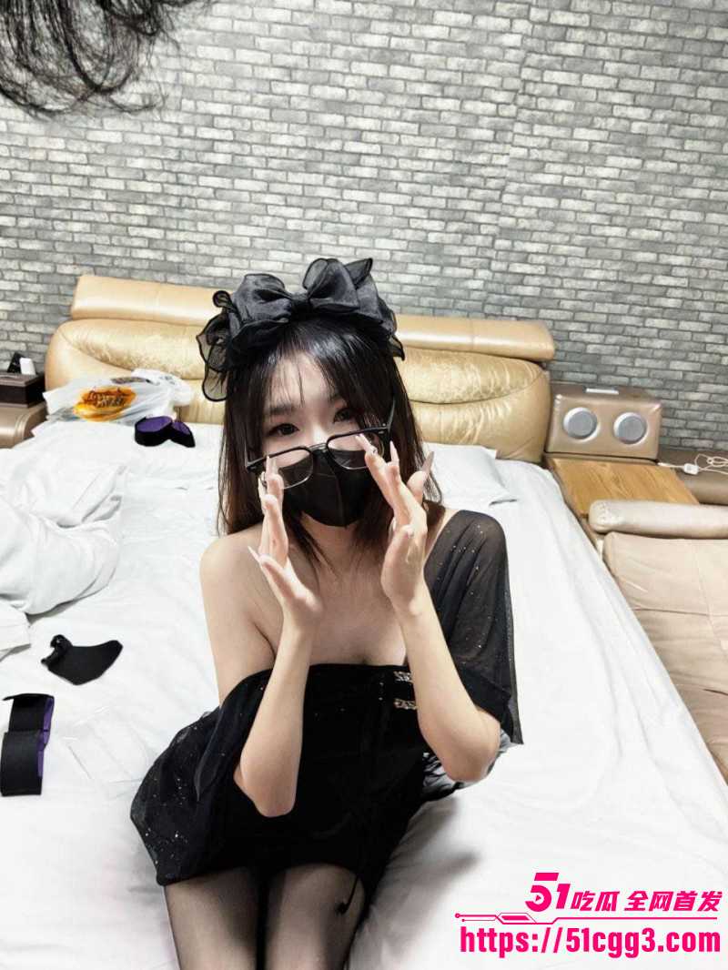 推特03年福利姬 琳宝 自慰私拍 黑丝美腿尽显妖娆 假屌跳蛋紧贴私处 激烈捣穴母狗气质十足！