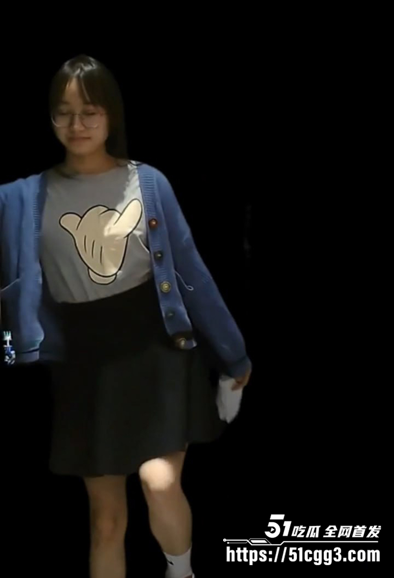 厕怕大神天花板 化身伪娘潜入高端商场女厕 近距离怼拍各种嫩逼 粉鲍肥鲍黑鲍轮番上阵 尿声水声心跳声超清收音！