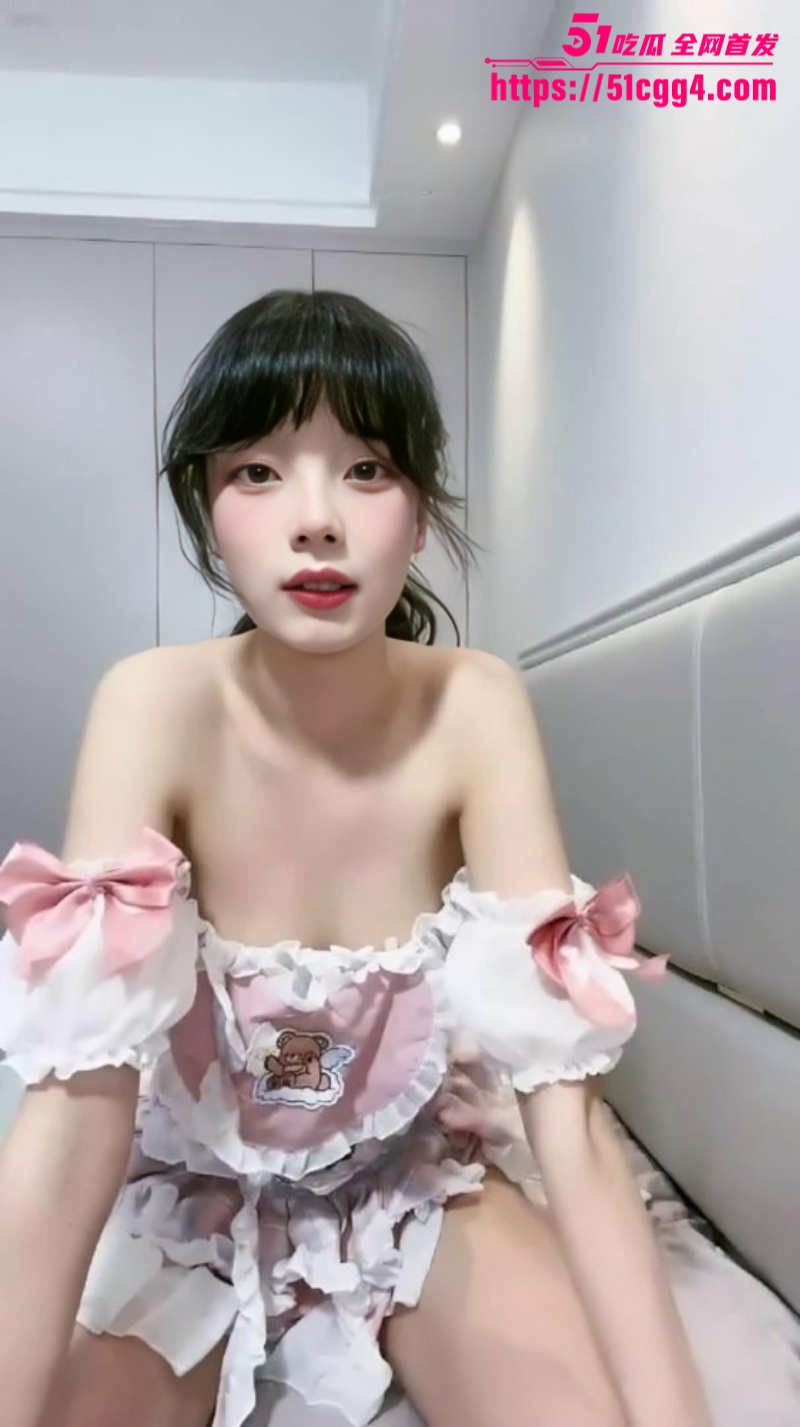 超反差清纯女神 梦梦 一对一裸聊录屏 搔首弄姿取悦金主 胴体雪白曲线火辣 浑身散发诱人淫光！