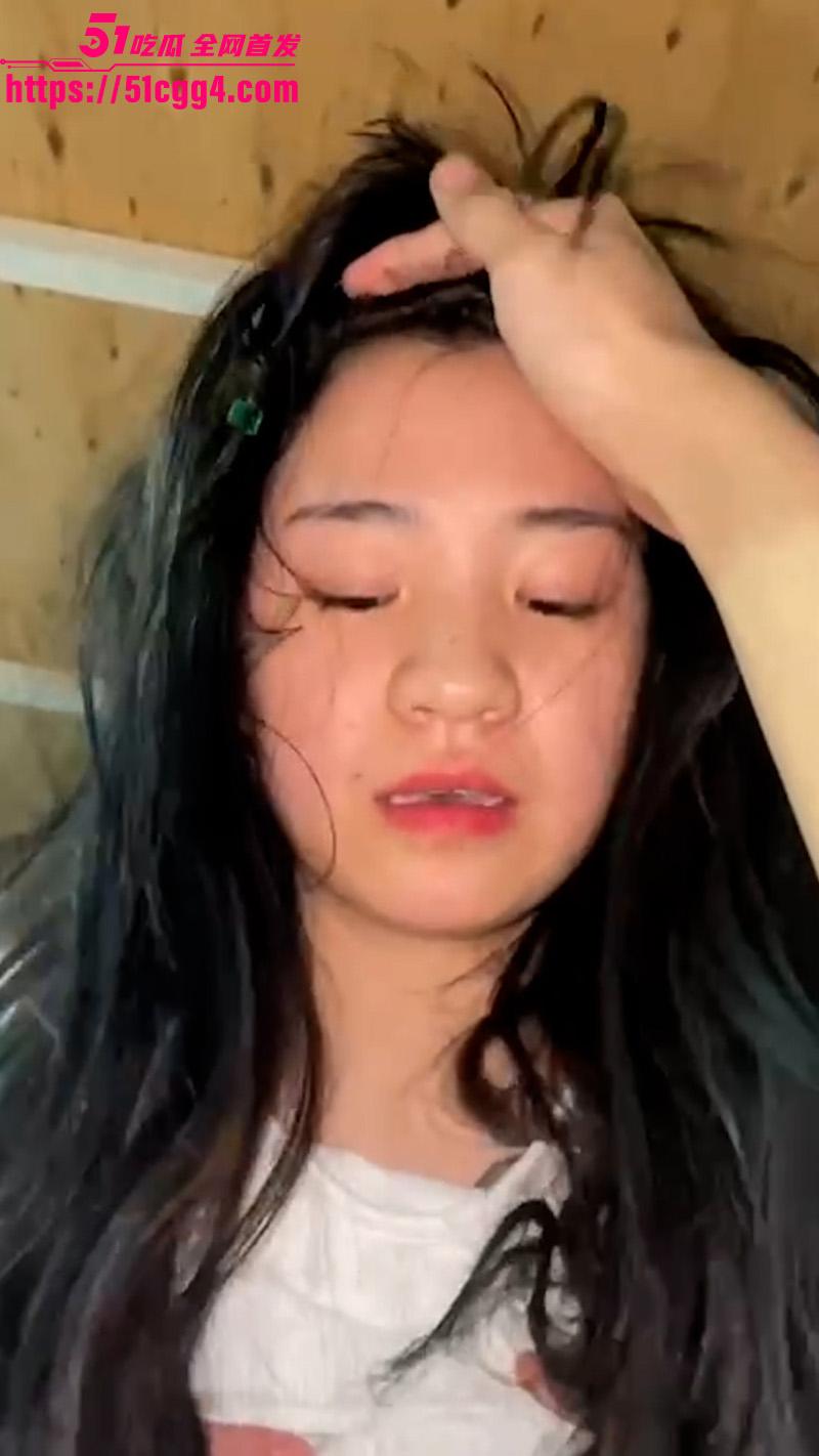 深圳骚母狗 李妍 与男友私密视频流出 美乳挺立诱人 酒店露脸舔屌挑逗 被男友掰逼爆操！