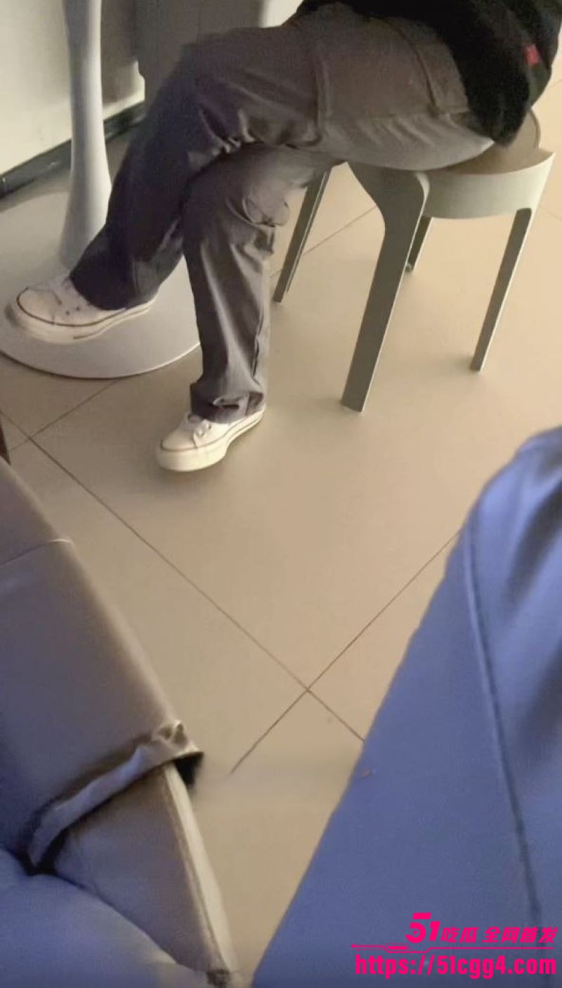 海角乱伦大神 和亲侄女的真实叙事 新作 时隔半年再次内射亲侄女 白里透红的酮体让人欲罢不能！