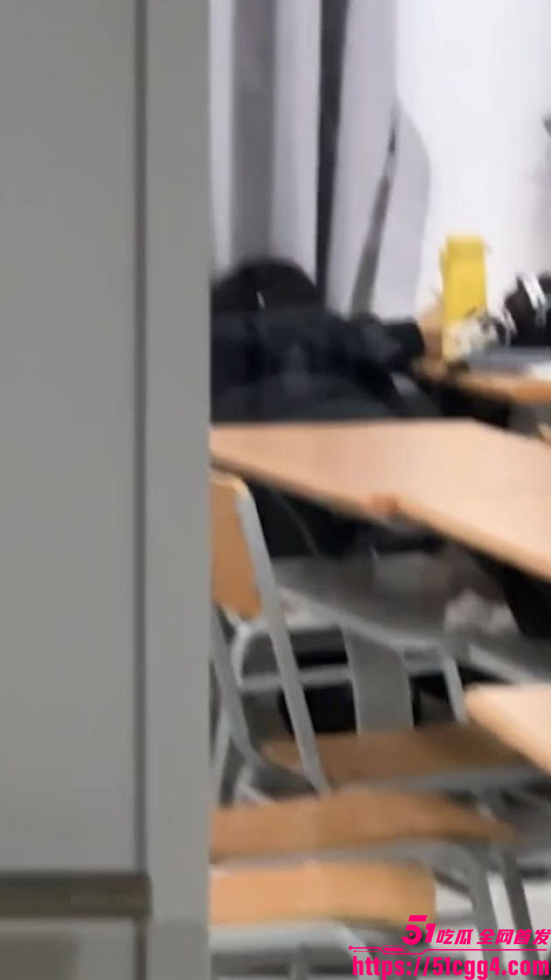 山东财经大学7-409教室口交视频 晚自习女生趴桌下吃鸡 被同学手机偷拍 情侣双双社死！