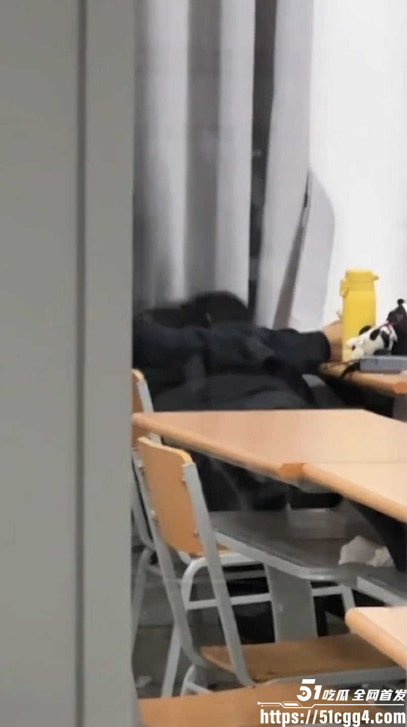 山东财经大学7409教室吃瓜事件 3