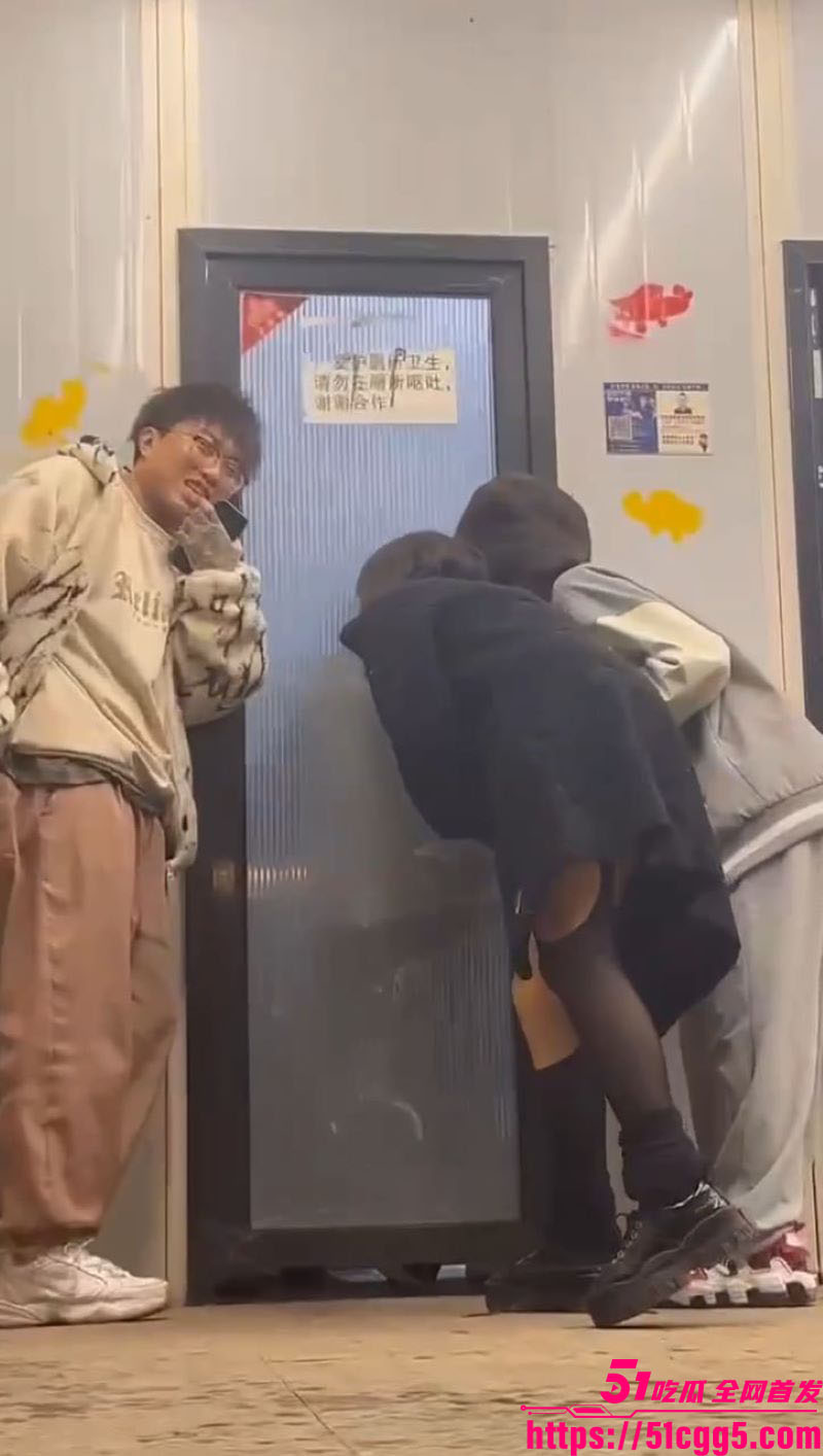 淄博烤肉店厕所偷情 4
