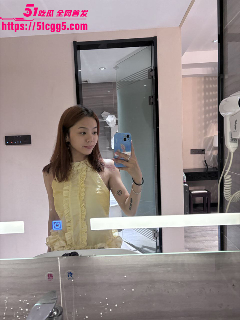 湖南服装店老板娘 刘小敏 与男友性爱视频泄漏 情趣豹纹性感撩人 镜前后入爆操表情超级淫荡！