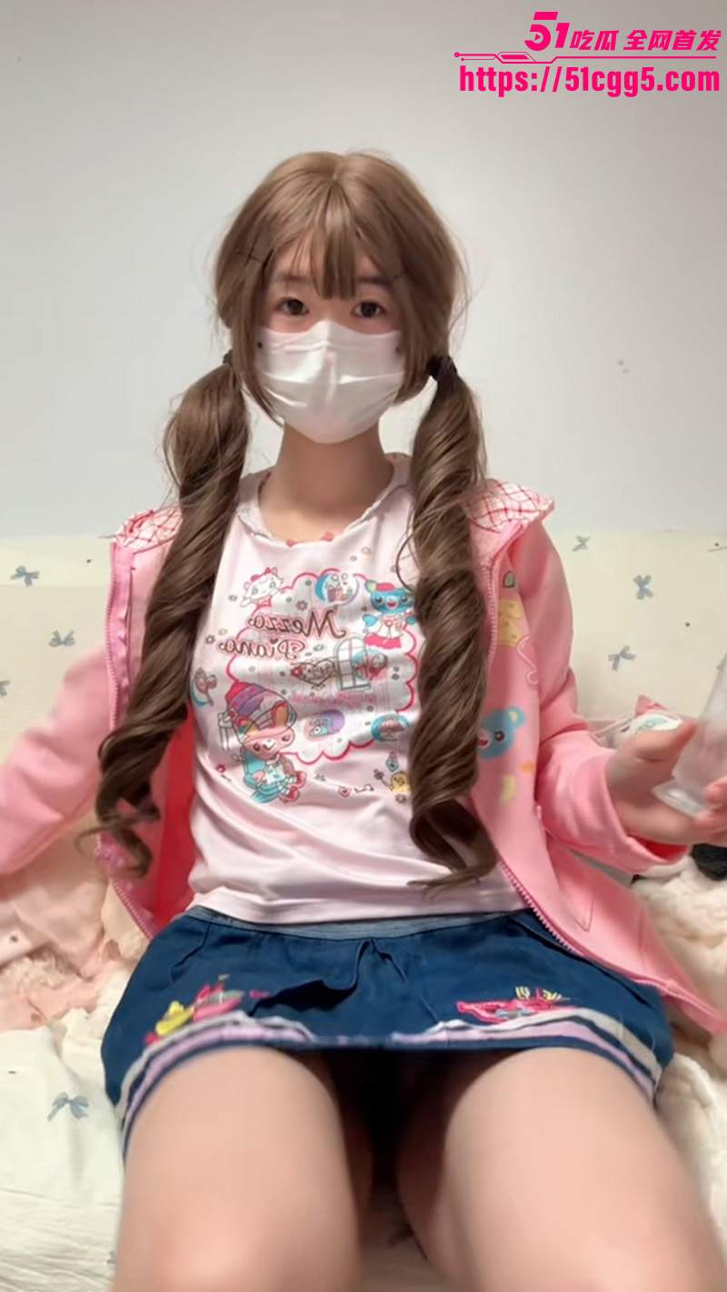 新晋极品裸舞姬 软软是小猪 高价定制视频流出 扭腰顶胯骚舞诱人 扒穴放尿特写尺度惊人！