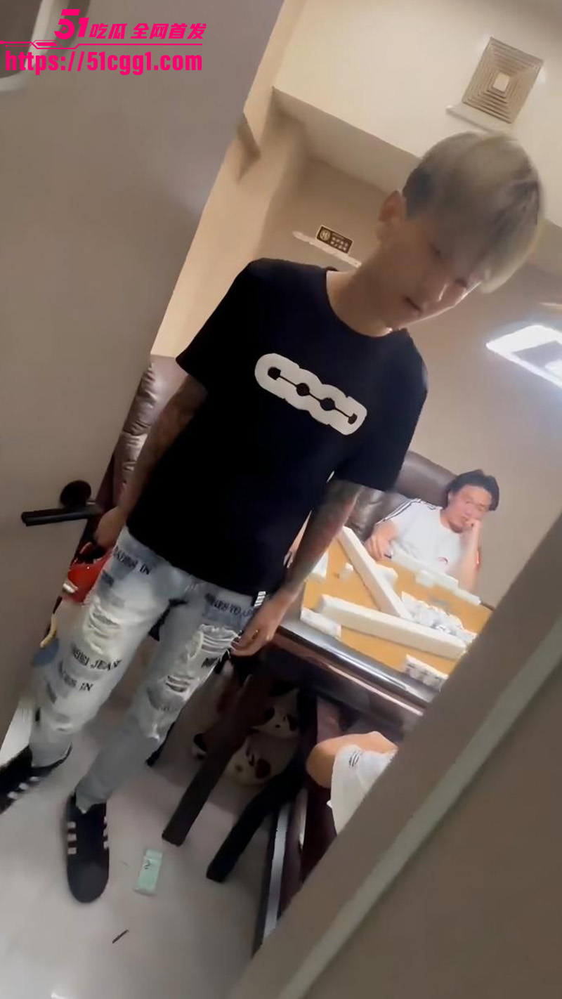 国服达摩申请出战！精神小伙麻将馆暴走 怀疑牌友摸女友手 直接飞身一秒十八拳伺候！