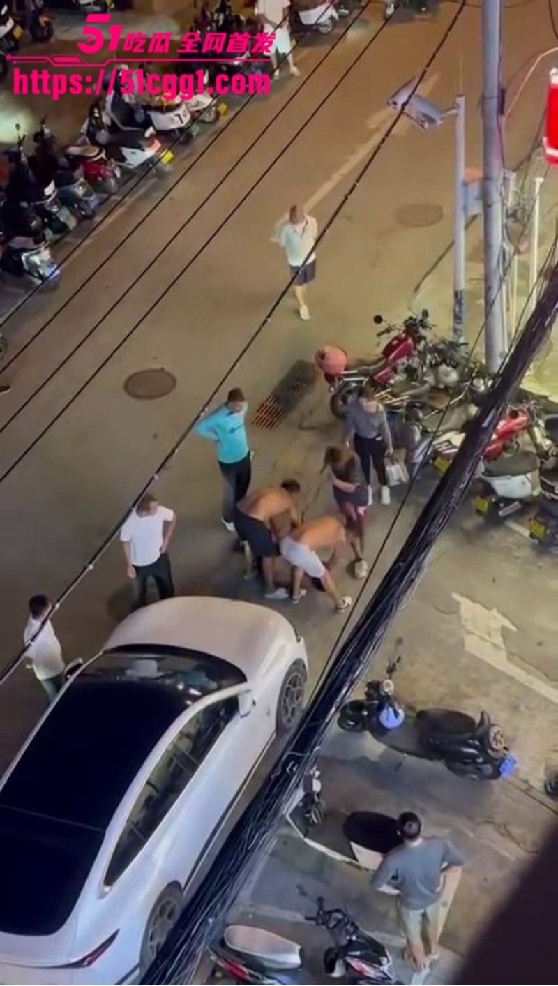 海南三亚渔村 两位村民因矛盾纠纷当街扭打 7