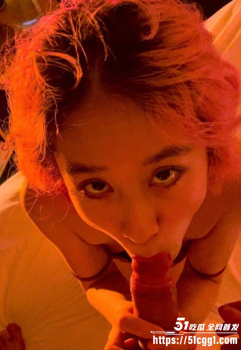 瓜友投稿曝光母狗女友！露脸深喉口爆 无套插到白浆拉丝 电动棒自慰喷水失禁 骚到犯规！