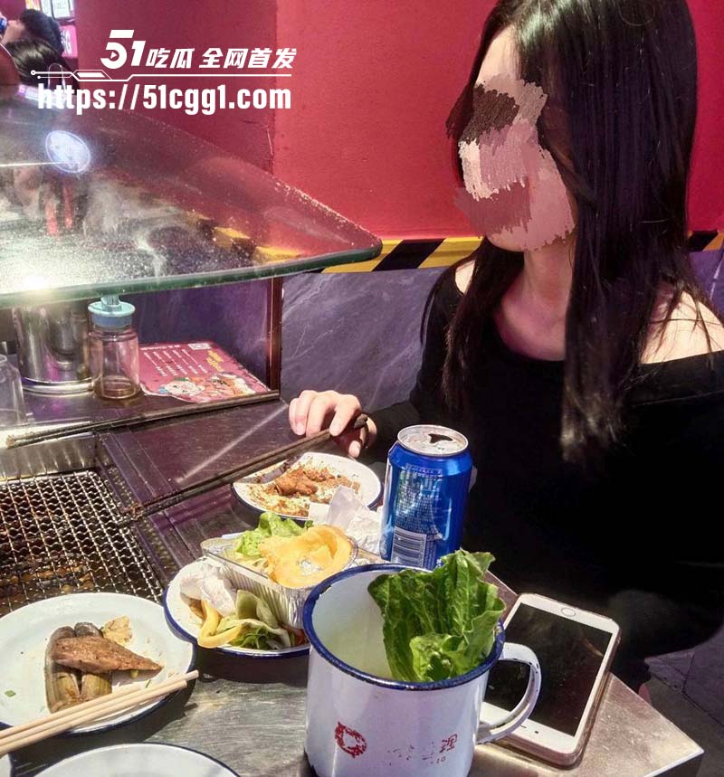 海角大神出嫁的妹妹寄居我租房 妹妹生日被我怂恿喝了二两白酒 睡着后被我两洞混插