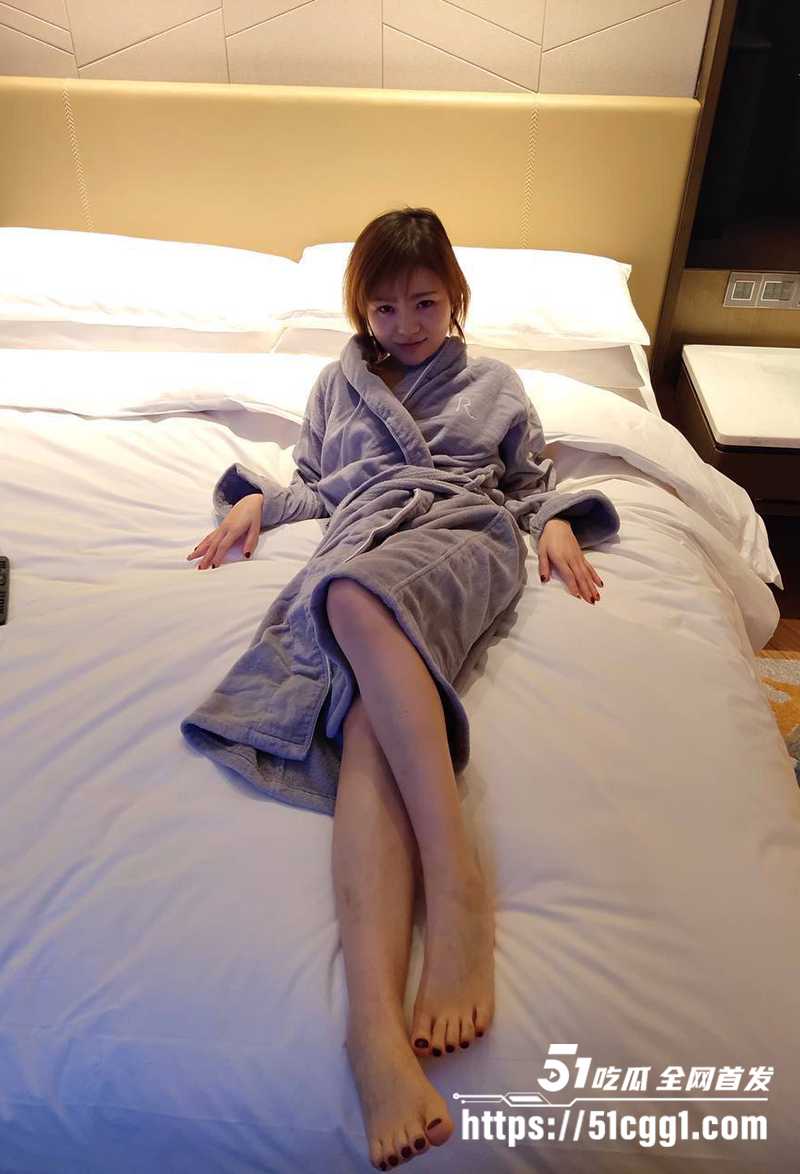 西安新婚人妻 李彤 不雅视频被曝 婚纱未褪骚穴已开 舌吻深喉玩无套内射 被啤酒瓶插穴调教！
