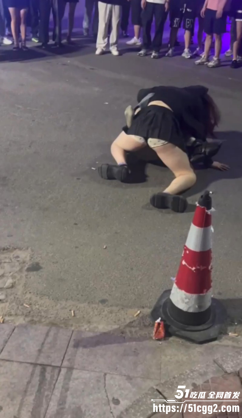 彪悍小仙女当街暴揍精神小伙05