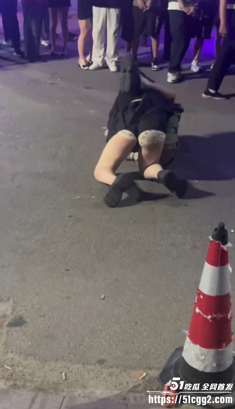 彪悍小仙女当街暴揍精神小伙06