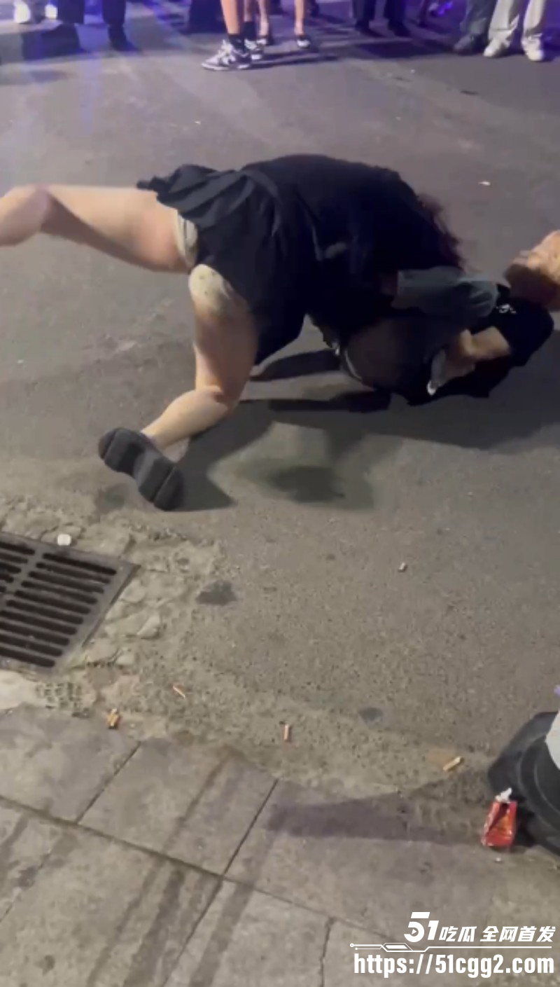 彪悍小仙女暴走名场面 当街狂揍黄毛精神小伙 大白屁股极度辣眼 小伙甘拜下风被打到怀疑人生！