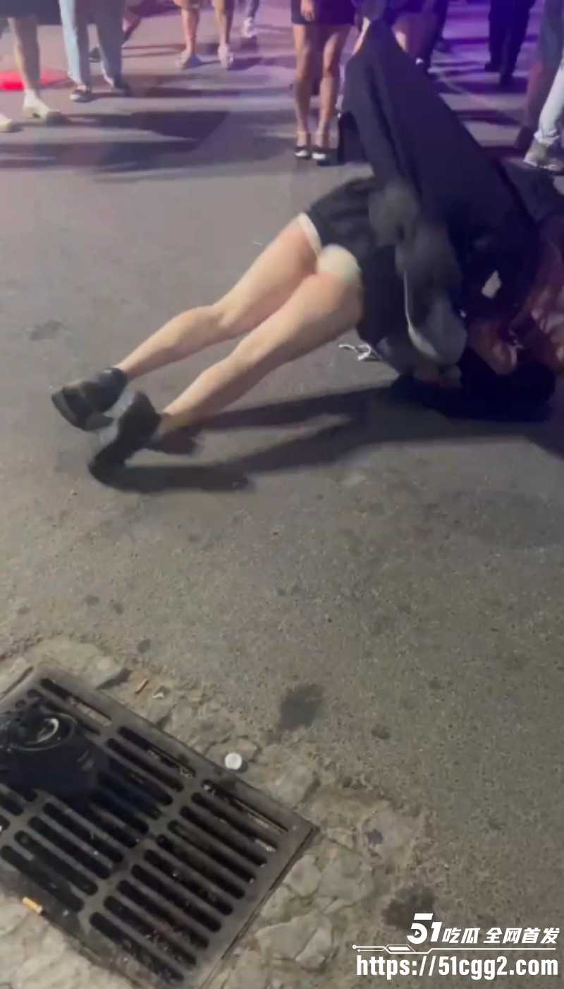 彪悍小仙女当街暴揍精神小伙02