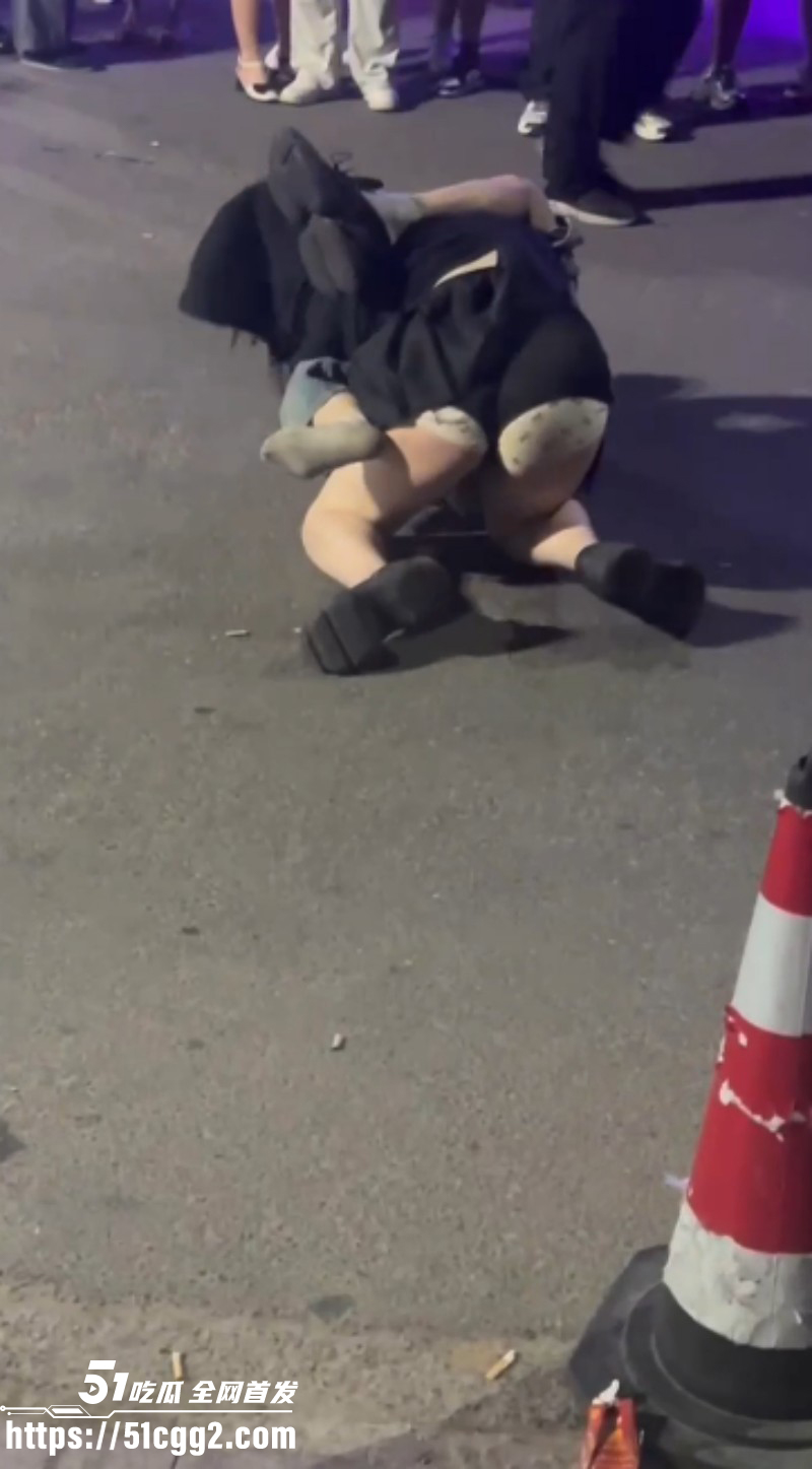 彪悍小仙女当街暴揍精神小伙07