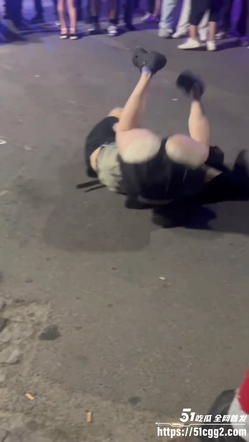 彪悍小仙女当街暴揍精神小伙04