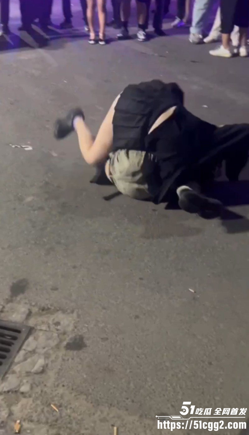 彪悍小仙女当街暴揍精神小伙03