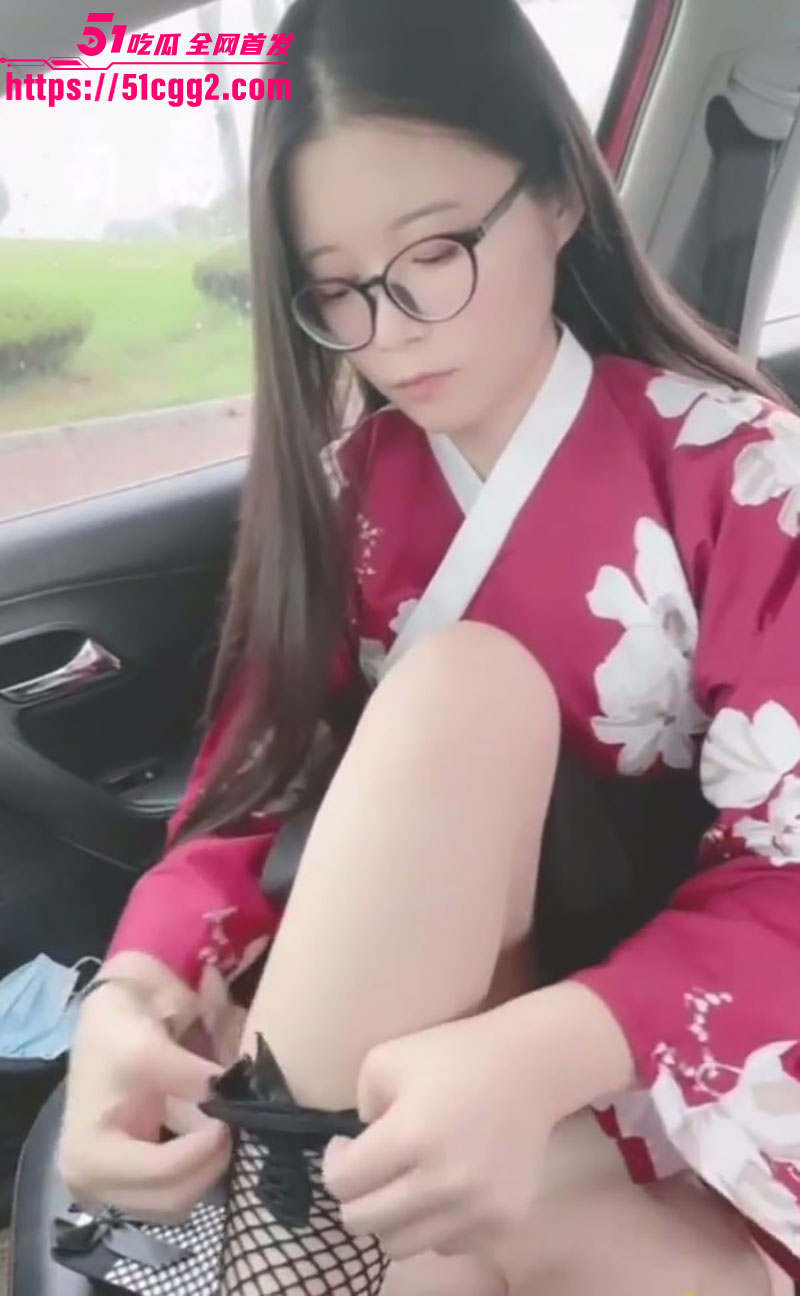 高颜值反差婊 司雨 黑网袜玉足车内狂撸肉棒 手嘴交替套弄榨精 跳蛋塞逼骚叫连连 浓精喷满脚背！