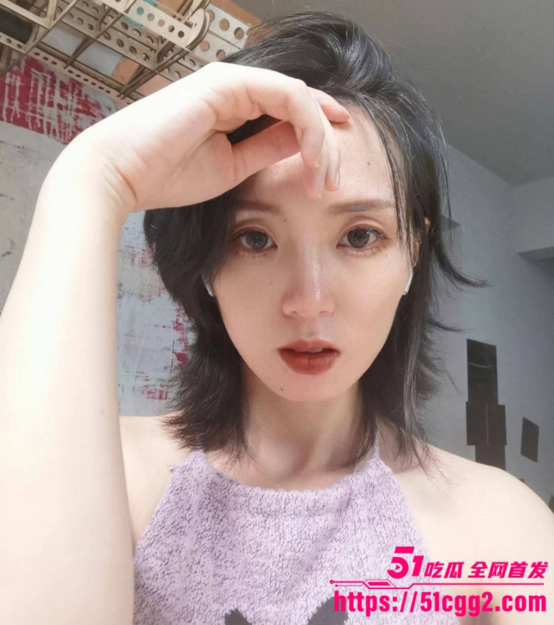 抖音西安少妇 碳水青菜 福利视频流出 情内衣紧裹娇躯丝袜包裹美腿诱惑无限 捏胸揉逼 刺激十足！