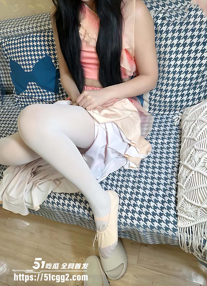 海角大神与儿子幼儿园老师偷情 小朱老师刚教完跳舞 迫不及待跑来找我操逼