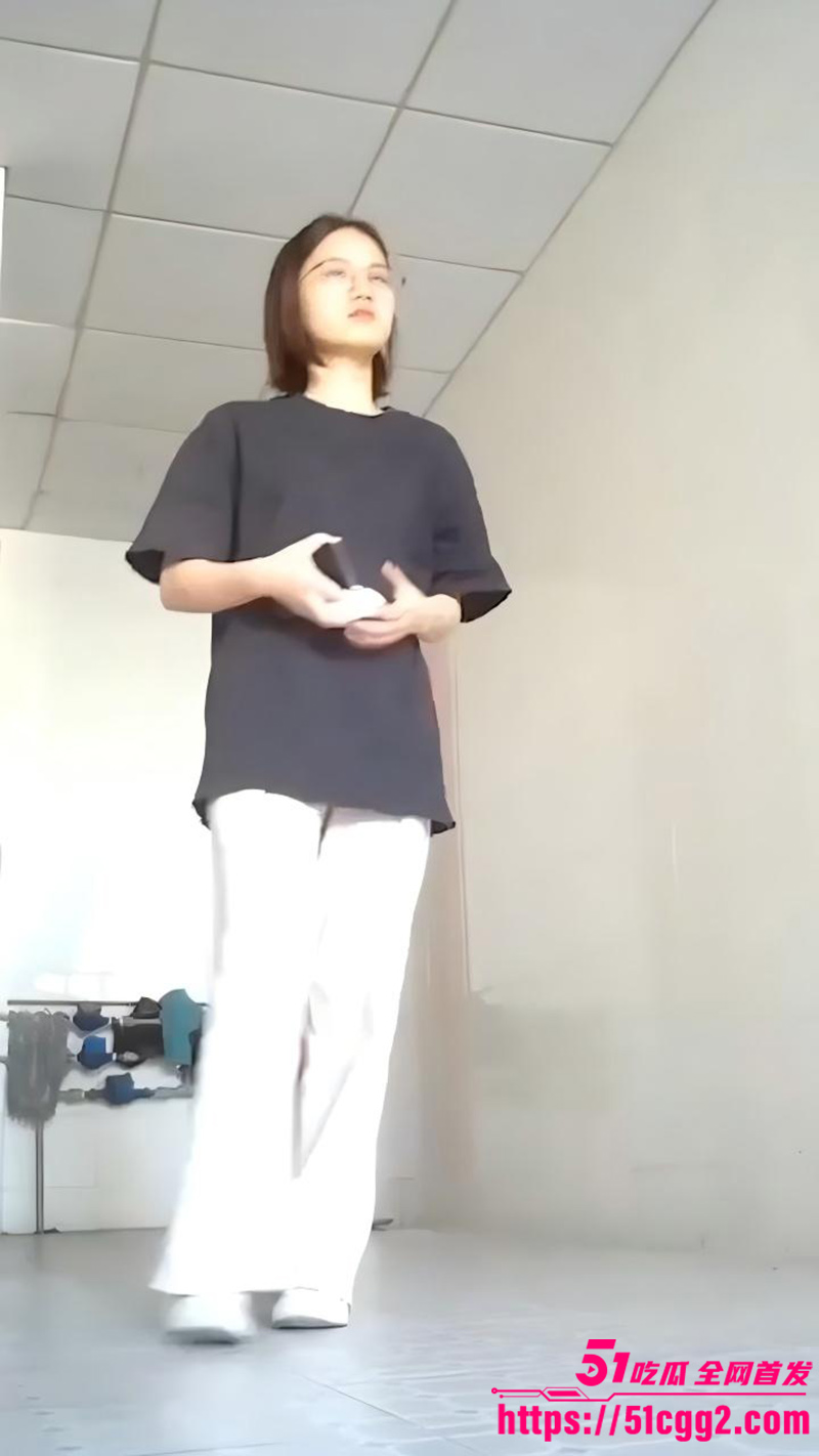 偷拍大神潜入艺术学院女厕 娇媚眼镜妹脸穴同框 撒尿嘟嘴自拍 画面刺激彻底点燃偷窥欲望！