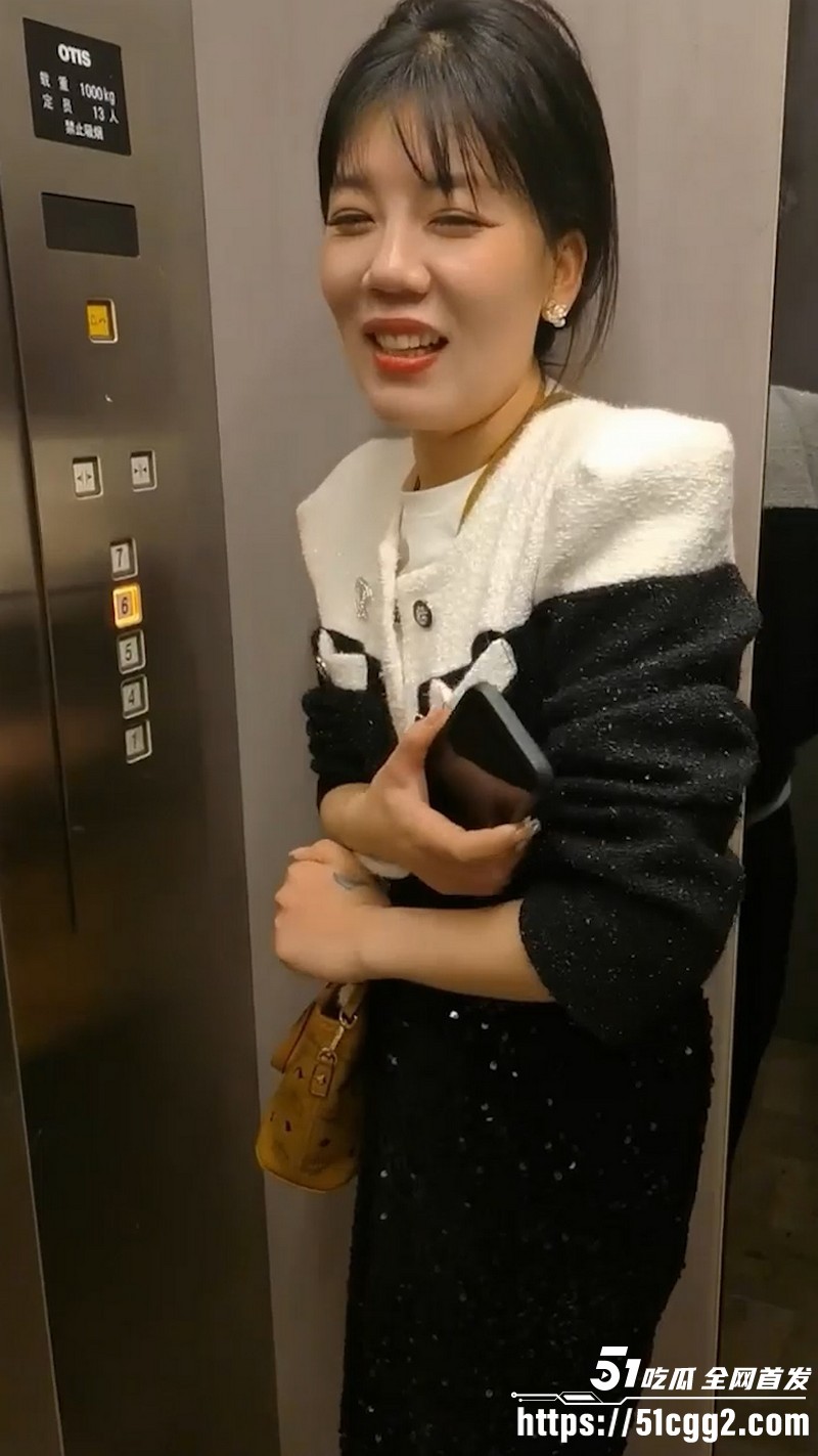 极品轻熟少妇 COS蜘蛛侠跪爬口交！主动挑逗骚劲爆棚 被撒尿调教打桩爆操 销魂表情浪叫连连！