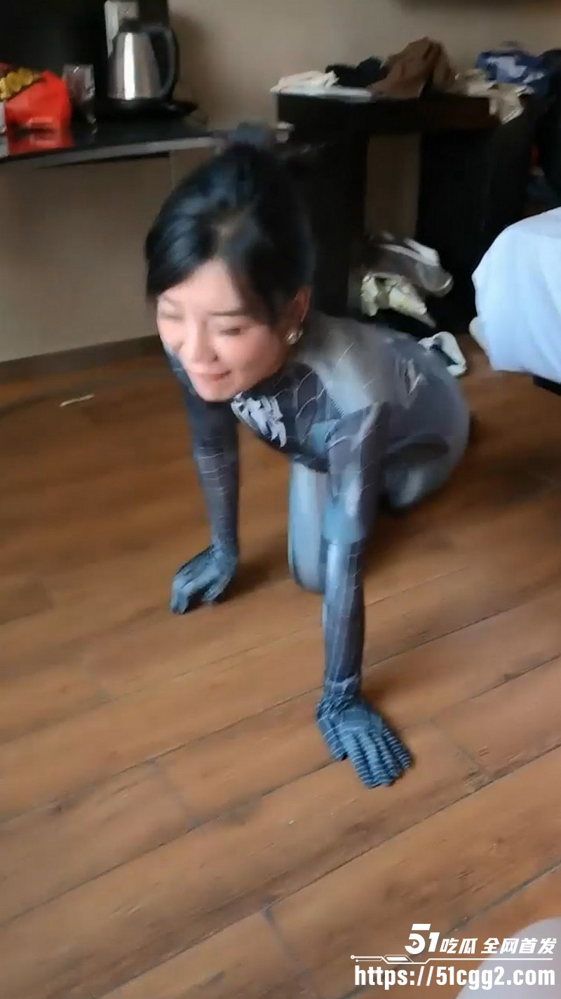 轻熟女少妇COS蜘蛛侠跪爬口交 6