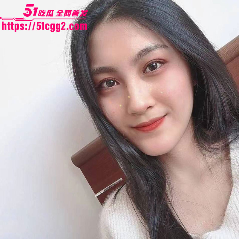 超反差眼镜妹性爱私拍 边玩手机边帮男友手冲泄欲 十指相扣骑乘坐屌 巨乳狂晃疯狂榨精！