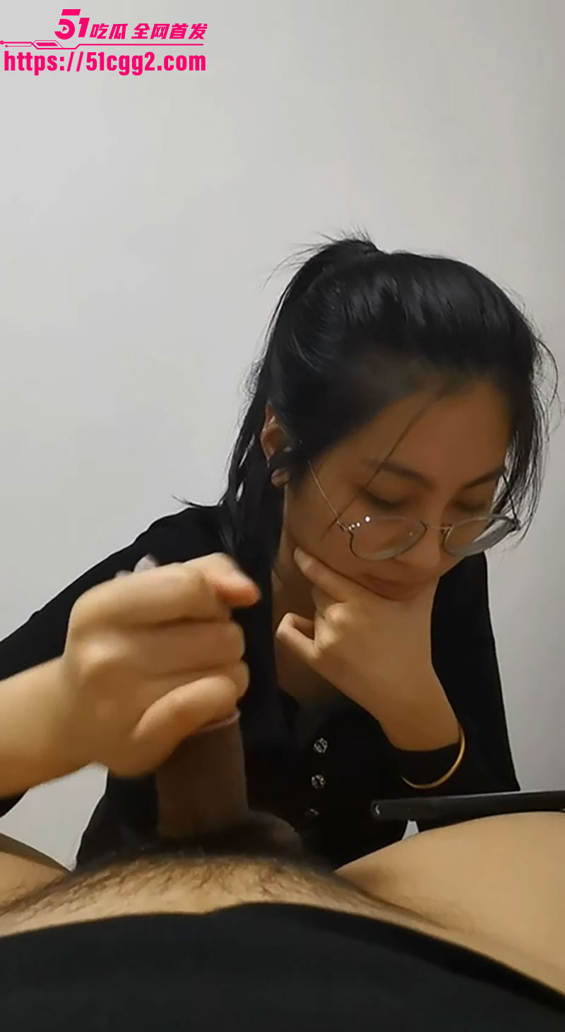 反差眼镜妹帮男友打飞机5