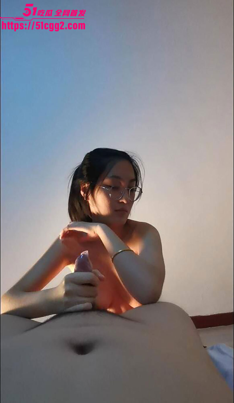 反差眼镜妹帮男友打飞机2