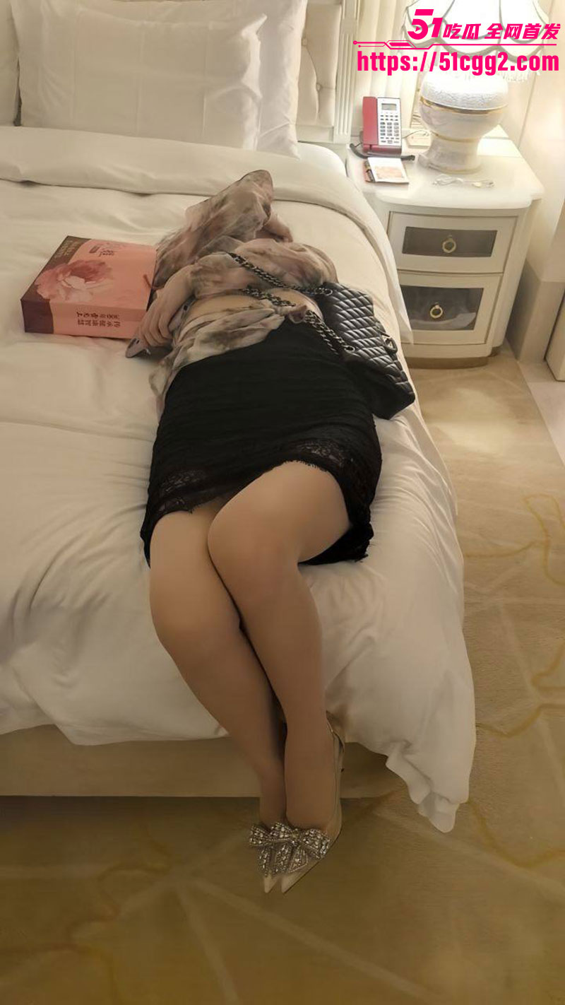 北京极品韵味少妇 约炮视频流出 性感黑丝美腿妩媚 后入口交床技狂野 气质老A8堪称顶级泄欲尤物！