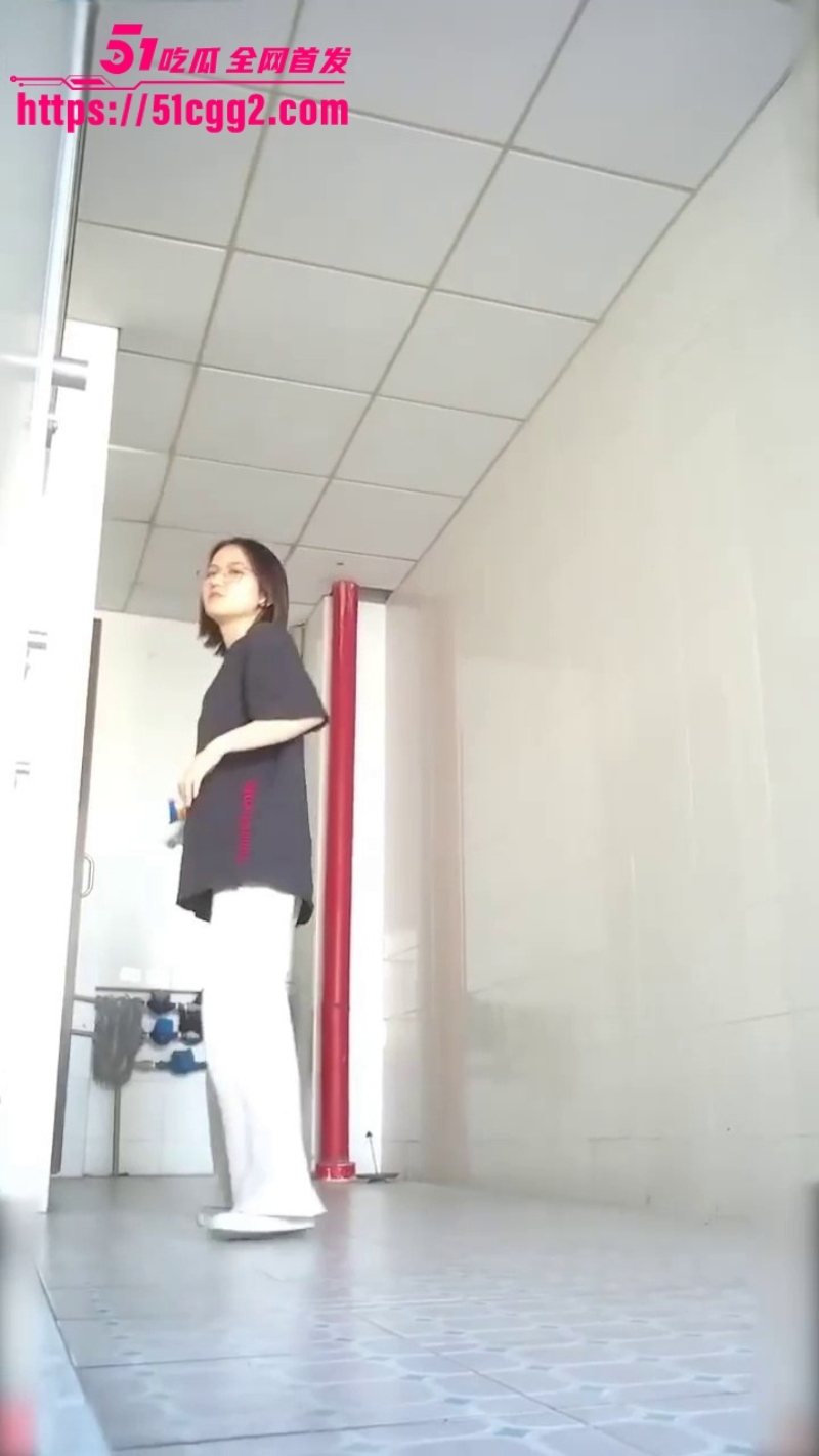 厕拍大神 最新作品流出 潜入艺术学院女厕偷拍 娇媚女学生撒娇自拍 脸穴同框放尿 面香艳至极！