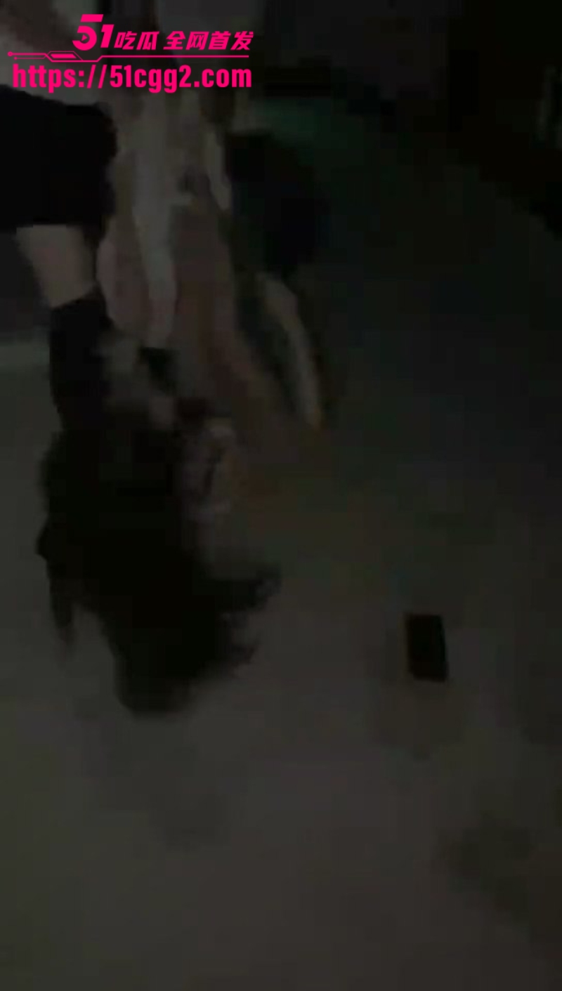 广东高颜值路人妹 遭精神小妹团暴揍扒光 7