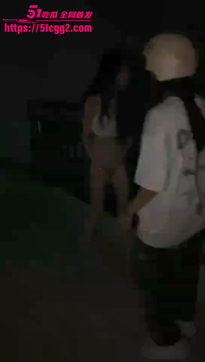广东高颜值路人妹 遭精神小妹团暴揍扒光 8