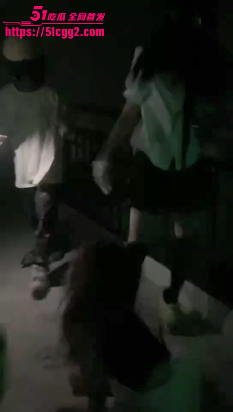 广东高颜值路人妹 遭精神小妹团暴揍扒光 2