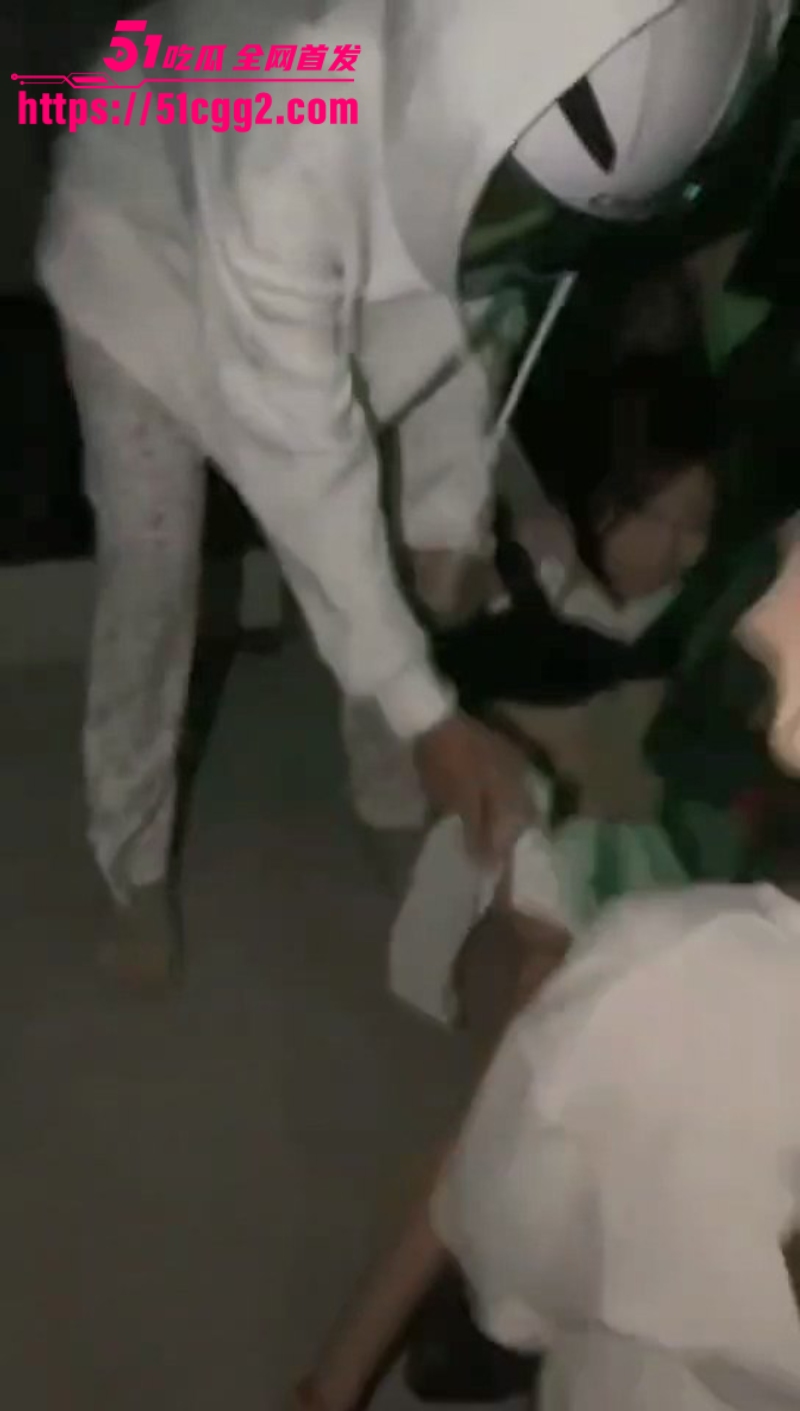 广东高颜值路人妹 遭精神小妹团暴揍扒光 4