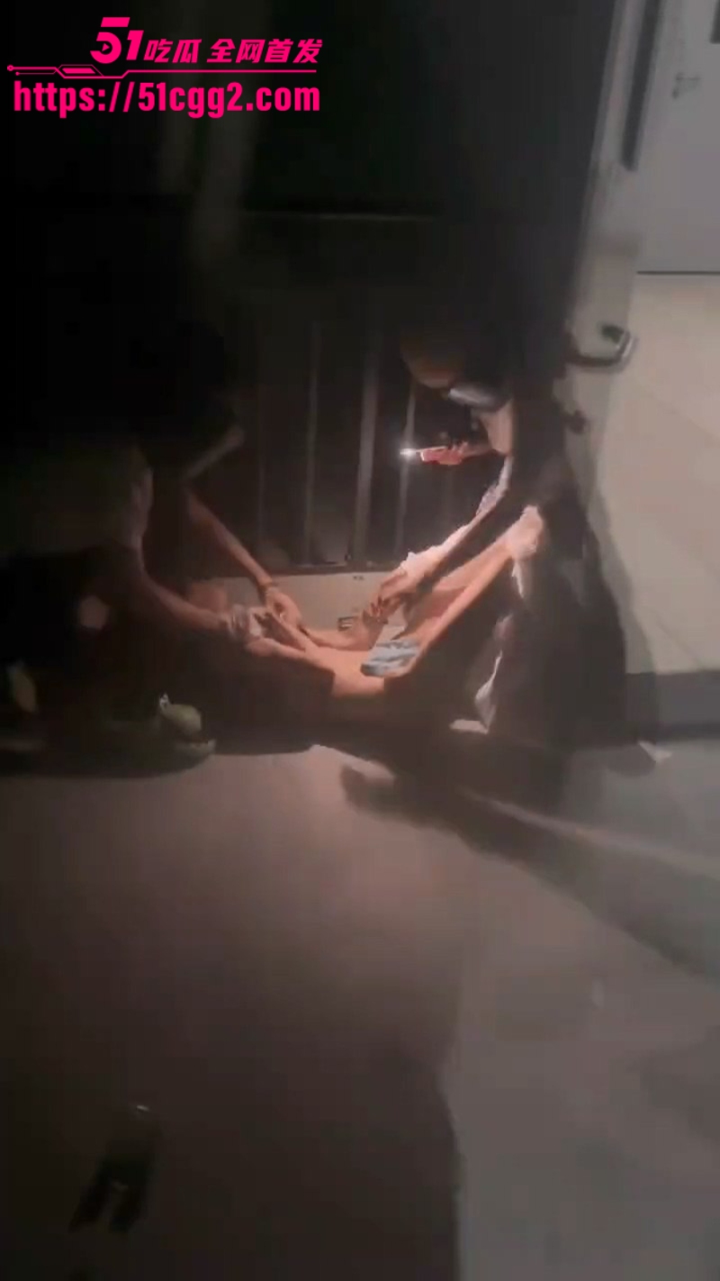 广东高颜值路人妹 遭精神小妹团暴揍扒光 14