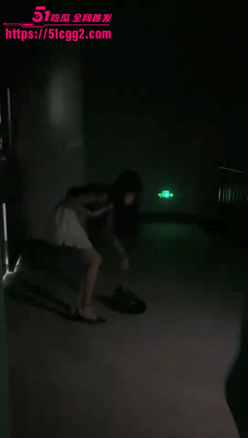 广东高颜值路人妹 遭精神小妹团暴揍扒光 12