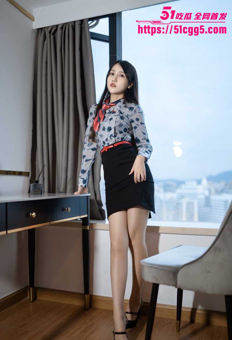 广东知名福利姬不呆猫最新东航空姐制服写真集流出2拷贝