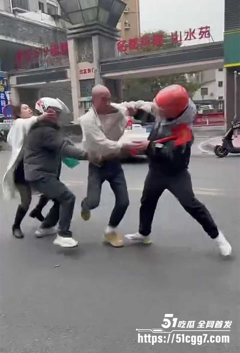 武汉外卖员骑手 反杀商家视频流出 2 拷贝