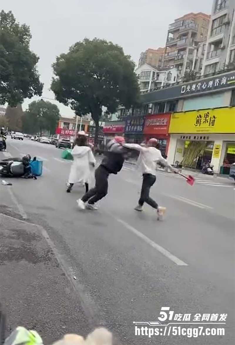 武汉街头发生惊天血案！外卖员送餐变索命 与商家小摩擦升级成械斗 夺刀劈砍一死一伤 惨烈现场视频流出！