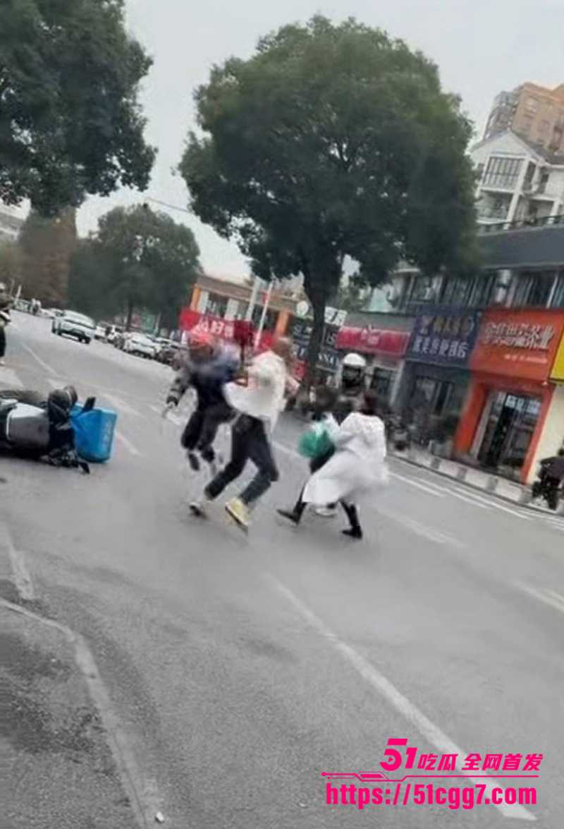 武汉外卖员骑手 反杀商家视频流出 4 拷贝