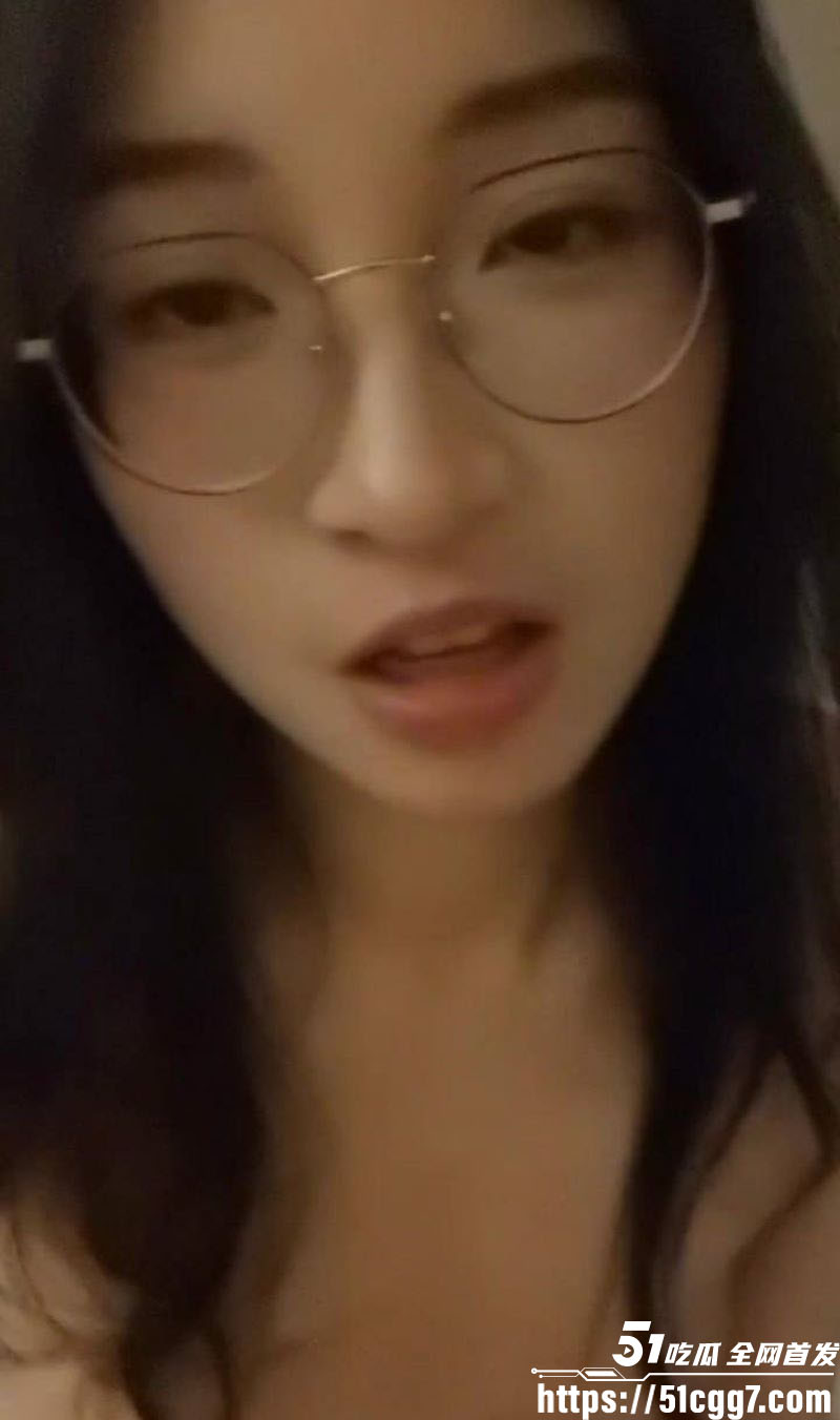 眼镜御姐妹子性爱视频泄露 高挑身材公厕露出 宿舍露脸含屌 翘臀被爆操到红肿 骚气拉满！