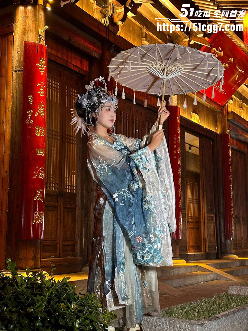 山东青岛极品少妇 李羽佳 被30年处男大屌狂操到翻白眼 骚穴淫水白浆溢出！