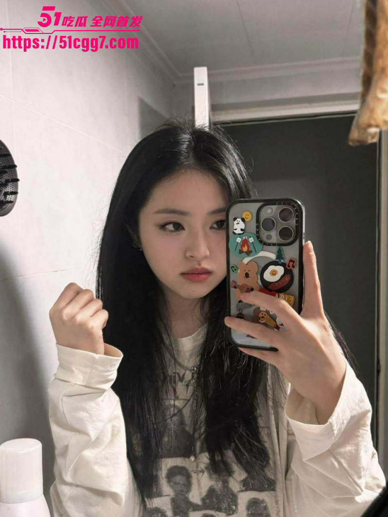 深圳极品肥臀美少女 网上约炮遭泄密私拍 酒店狂野3P泄欲 骚穴阴毛浓密 堪称接精神器！