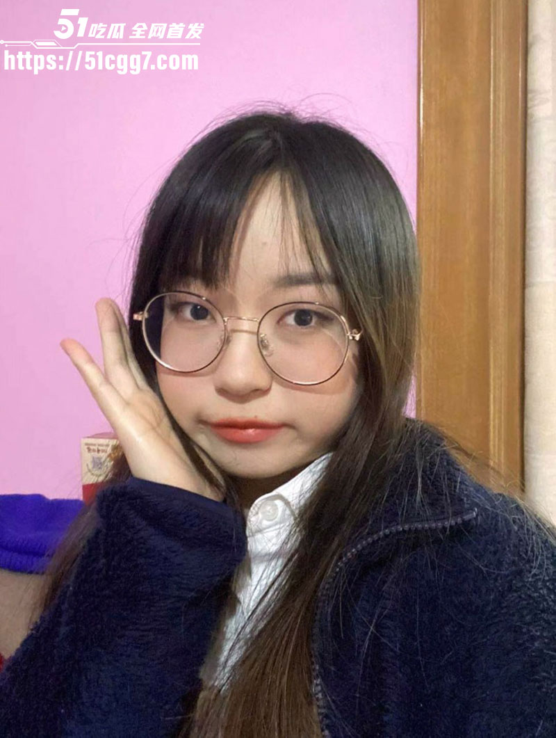 南京师范大学 眼镜斯文学姐 网恋五个月被拿下 开房视频聊天私拍图片曝出 文静乖乖女秒变淫荡贱狗！