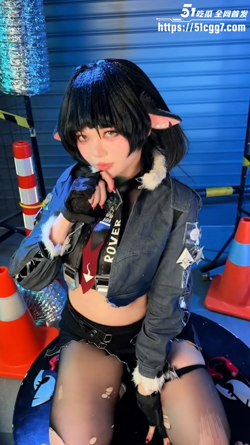 极品萌神 ZinieQ COS珍妮多秘书写真私拍流出 紧身漆皮装下乳浪臀波翻涌 战损版丝袜诱惑爆棚！